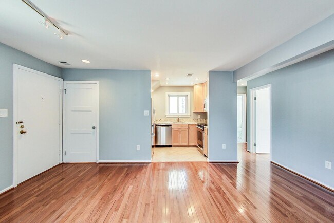 Foto del edificio - Boutique Condo in Bethesda 1+1 Updated Condo & Reserved Parking space