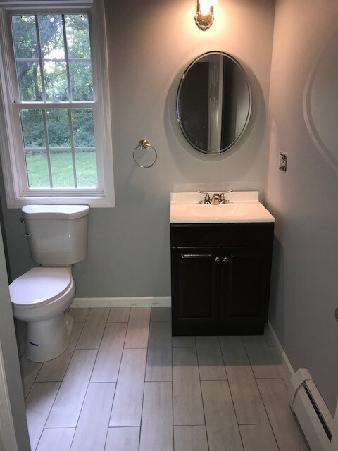 Baño en la planta baja - 104 Christy Ln