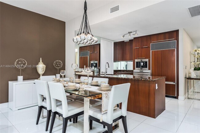 Foto del edificio - 15811 Collins Ave