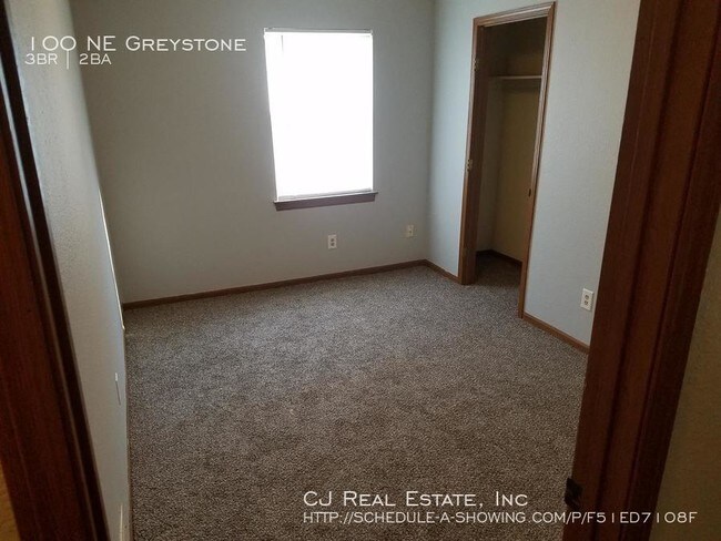 Building Photo - 100 NE Greystone Dr