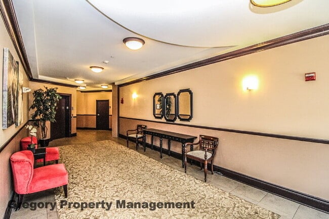 Foto del edificio - Sunny Capitol Hill 2 BR 1.5 BA Condo with Garage Parking Included & Skyline Views!