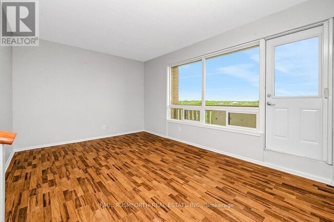 Building Photo - 1100-1100 Ambleside Dr