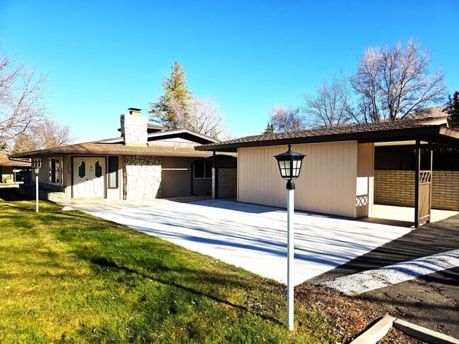 Building Photo - Beautiful 2 Bedroom / 2 Bath Bungalow Next to Hidden Valley Golf Club with Large Private Patio, N...