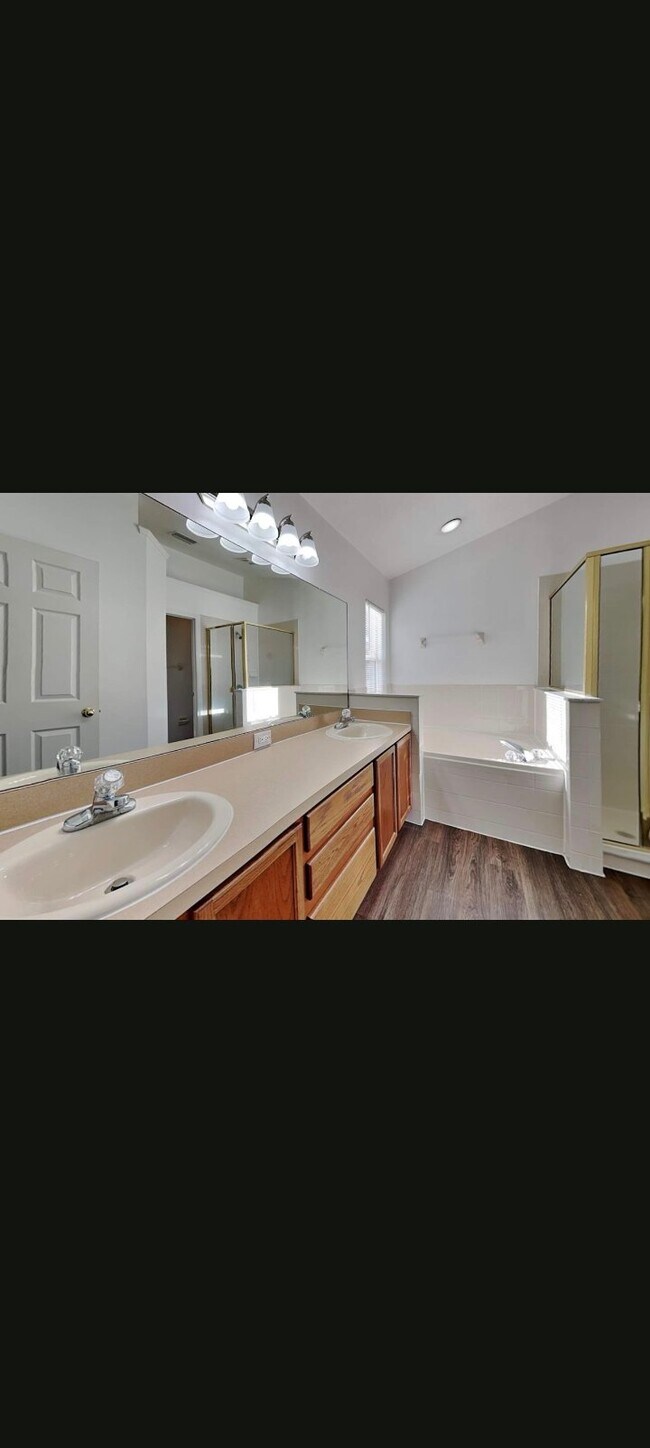 Foto del edificio - 6805 Waterton Dr