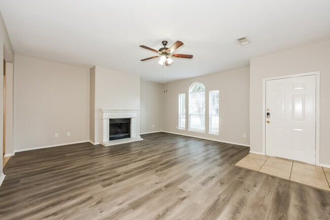 Building Photo - 2321 Wildwood Ln