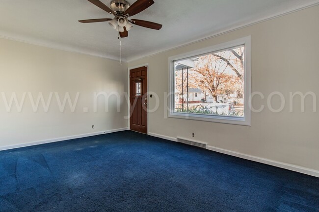 Building Photo - Spacious 3 Bedroom / 2 Bathroom Home | Fon...