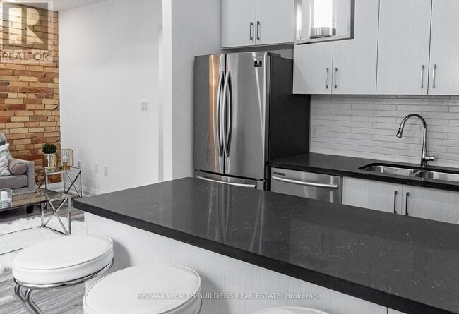 Building Photo - 217 Jarvis St