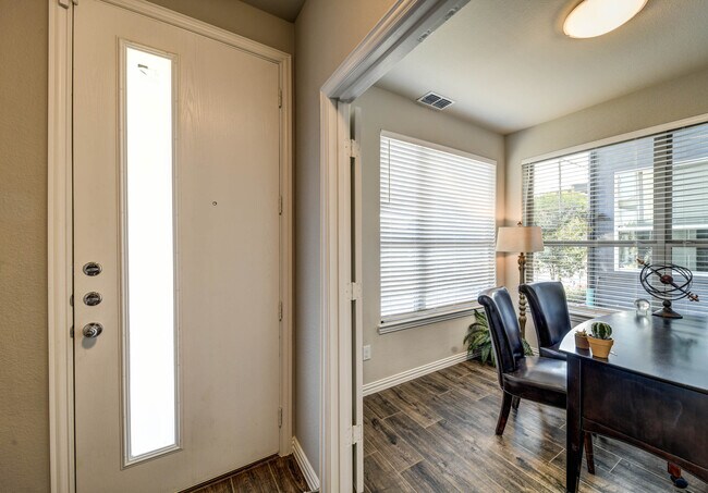 Building Photo - 301 E Lamar St