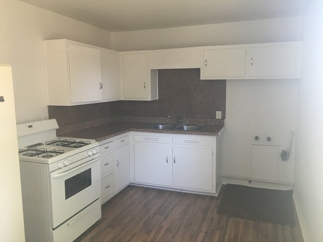 Building Photo - Three bedroom at a great price!