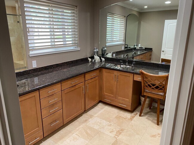 Foto del edificio - Large newly renovated home backs to the fo...
