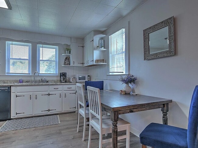 Building Photo - 1601 Cherokee Rd