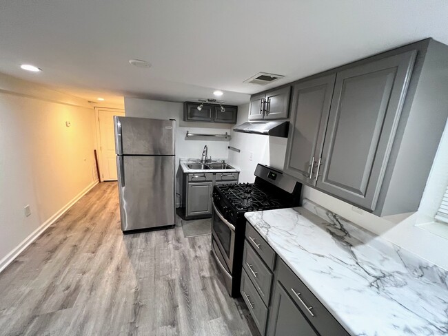 Foto del edificio - 5833 W Peterson Ave