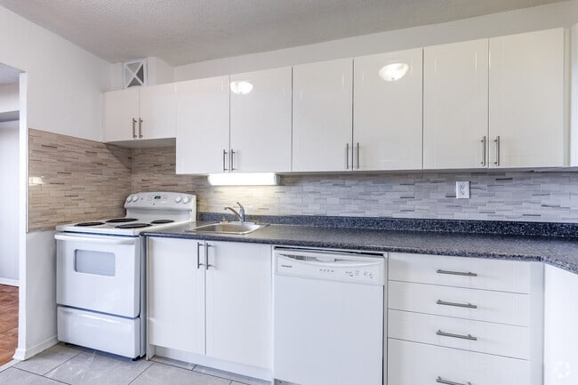 2BR, 1BA - 750SF - Kitchen - Hager Creek