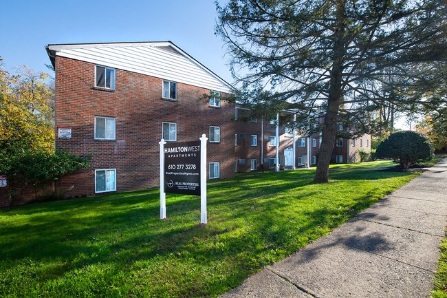 Building Photo - Colonial Pines Apartments