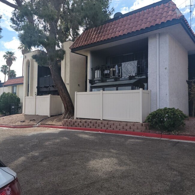 Foto del edificio - Beautiful 1 Bedroom Condo Near The Strip