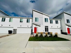 Building Photo - 327 NE Otter Dr
