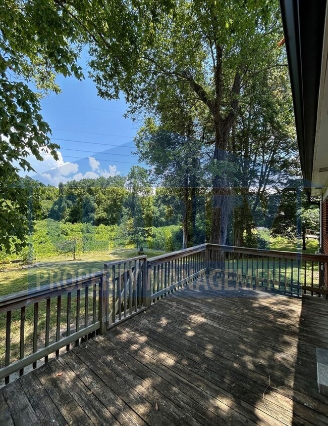 Building Photo - Centrally located 2 bed, two bathroom home!