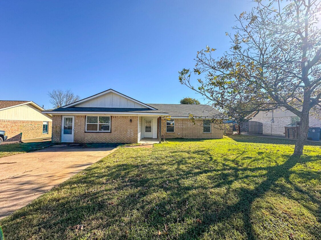 Primary Photo - 3 Bedroom House in Hewitt - Midway ISD
