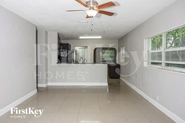 Foto del edificio - 650 NE 57th St