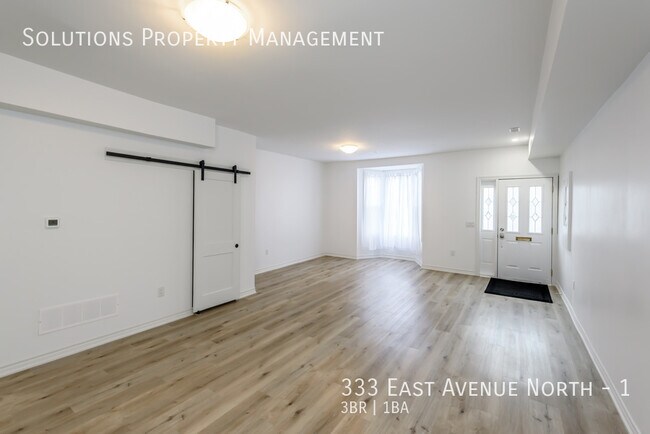 Photo du bâtiment - WOW! Beautiful 3 Bedroom Two Storey Unit! Available NOW!