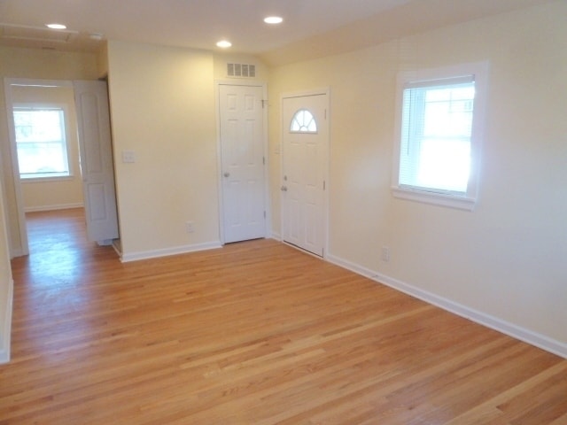 Building Photo - Renovated one bedroom cottage in downtown ...