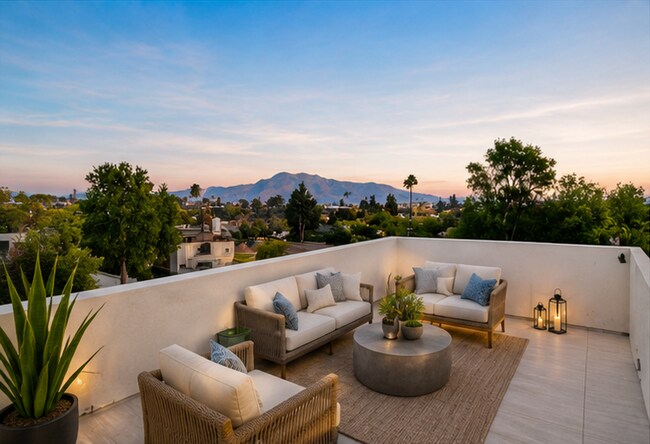 Building Photo - 5026 Cahuenga Blvd