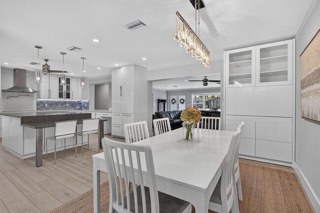 Building Photo - 1270 SE 14th Ct