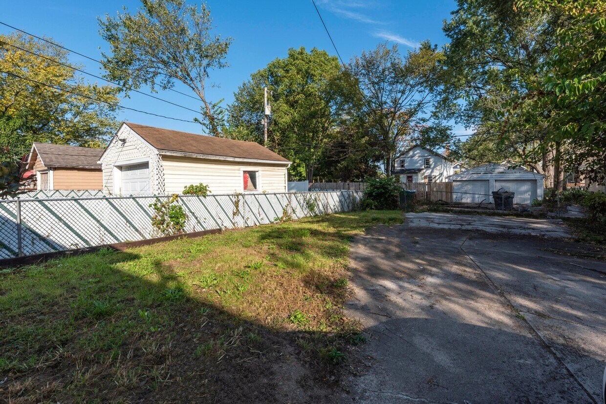 Foto del edificio - 1410 E Blake Ave