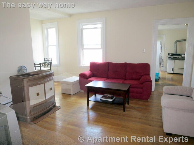 Building Photo - 112 Thorndike St