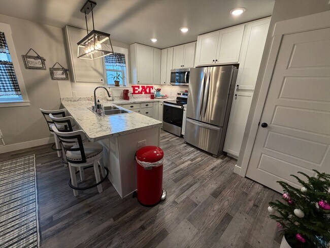 Foto del edificio - Modern 2-Bedroom Home in Quiet New Neighborhood – Fully Furnished, Pet-Friendly, Garage & More!