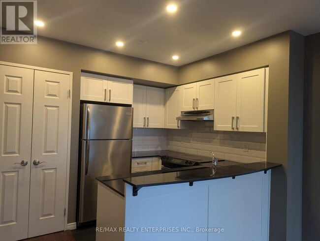 Building Photo - 230 King St E