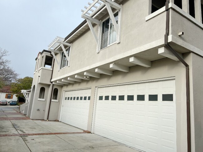 Building Photo - 140 Laurel Ave