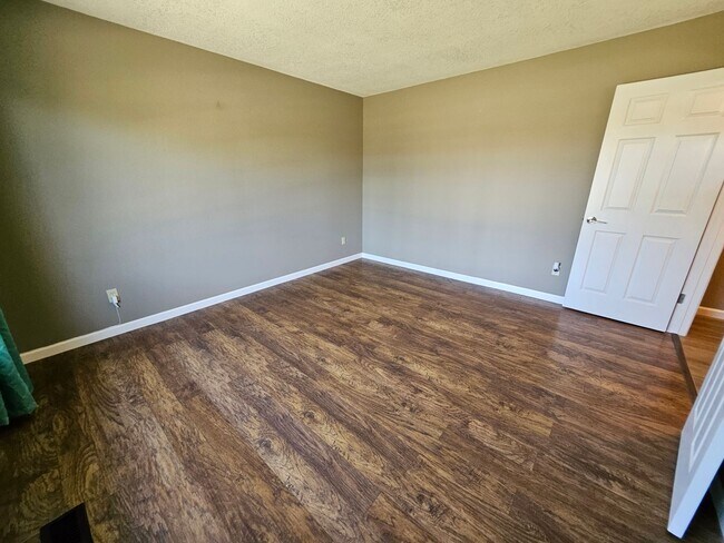 Building Photo - Beatifully updated 3 bedroom, 2 bath home ...
