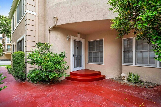 Building Photo - Large unit walking distance to the triangle!