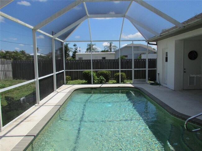 Foto del edificio - 23404 Peachland Blvd