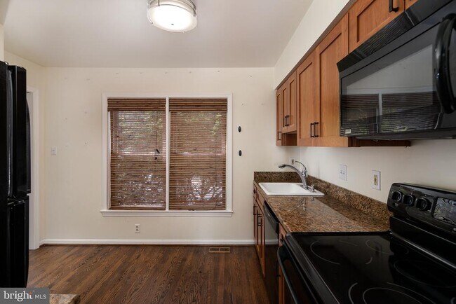 Building Photo - 3007 20th Ct S
