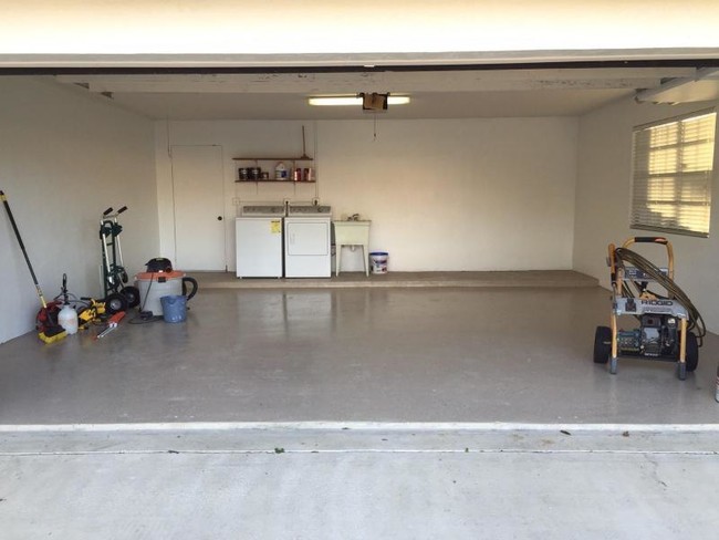 Building Photo - 135 Raintree Trl