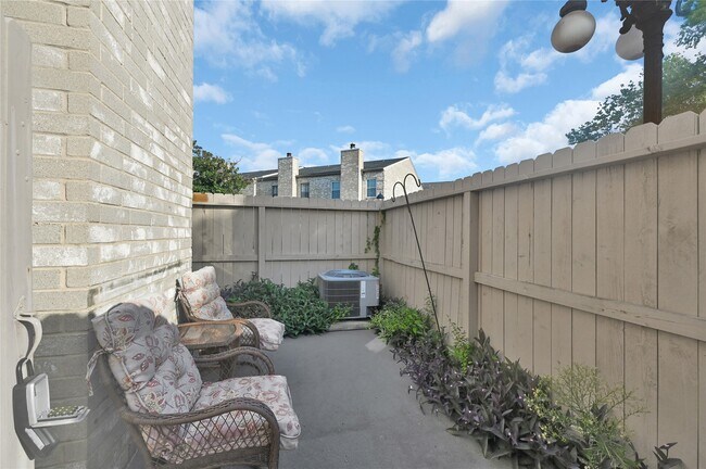 Foto del edificio - 2860 Holly Hall St