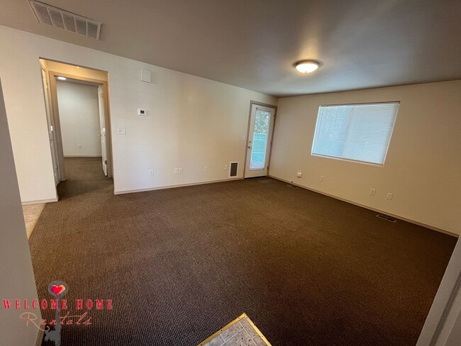 Building Photo - Adorable 2-bedroom home with private yard ...