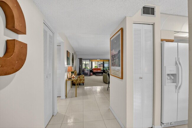 Foto del edificio - 5560 Fairway Park Dr