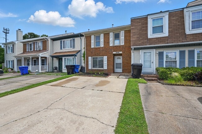Building Photo - 2048 Lyndora Rd