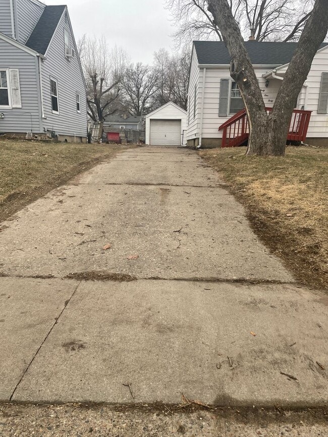 Building Photo - 2 Bedroom 1 bath Home