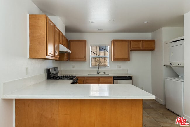 Building Photo - 1206 Beachwood Dr