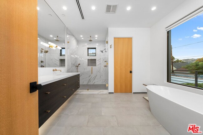Foto del edificio - 6115 W 6th St