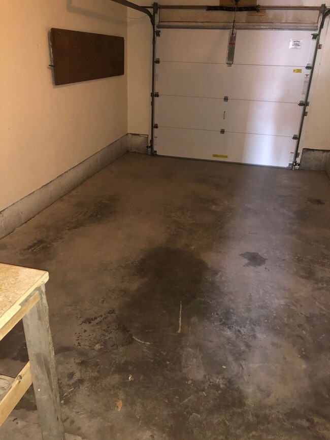 Building Photo - 3BR/2.5 Bath Townhouse with 1-car Garage