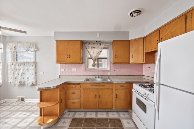 Building Photo - 5429 N Kimball Ave