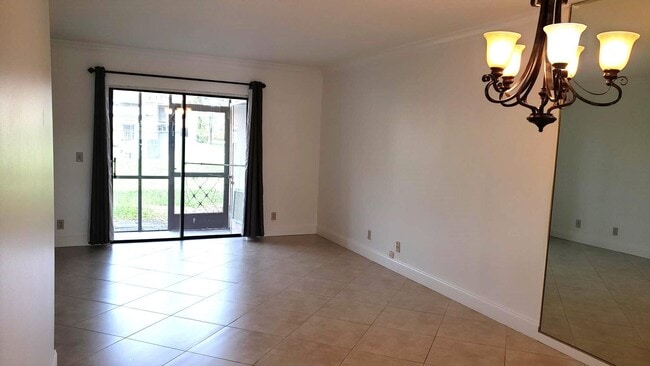 Building Photo - 6748 Palmetto Cir S