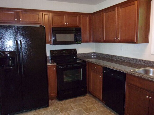 Building Photo - 3 Bedroom 1 Bath Brick Ranch Home in Fort ...