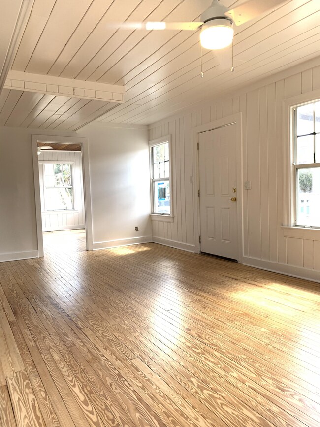 Building Photo - 102 6th Ave N