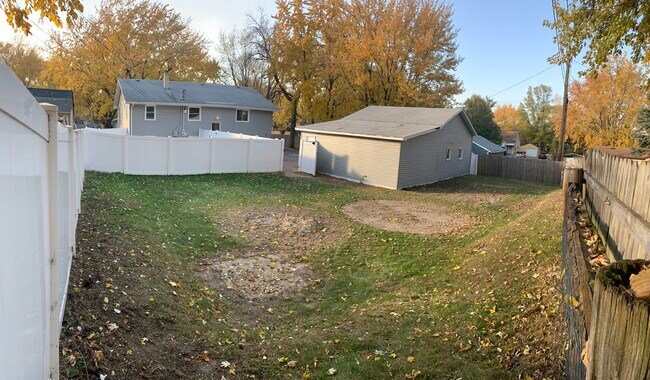 Private fully fenced yard (not shared) - 1726 Abell St